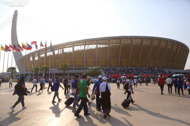 CĐV Campuchia xếp hàng dưới trời nắng gần 40 độ chờ khai mạc SEA Games 32 - 2