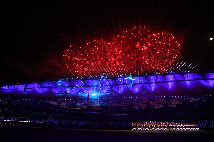 VĐV Campuchia bay lên thắp đài lửa cực chất, pháo hoa rực rỡ khai mạc SEA Games - 2