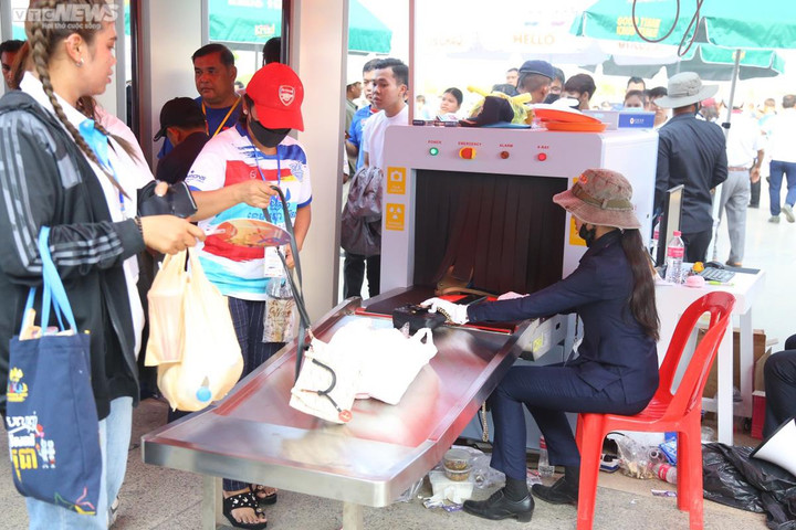 CĐV Campuchia xếp hàng dưới trời nắng gần 40 độ chờ khai mạc SEA Games 32 - 4