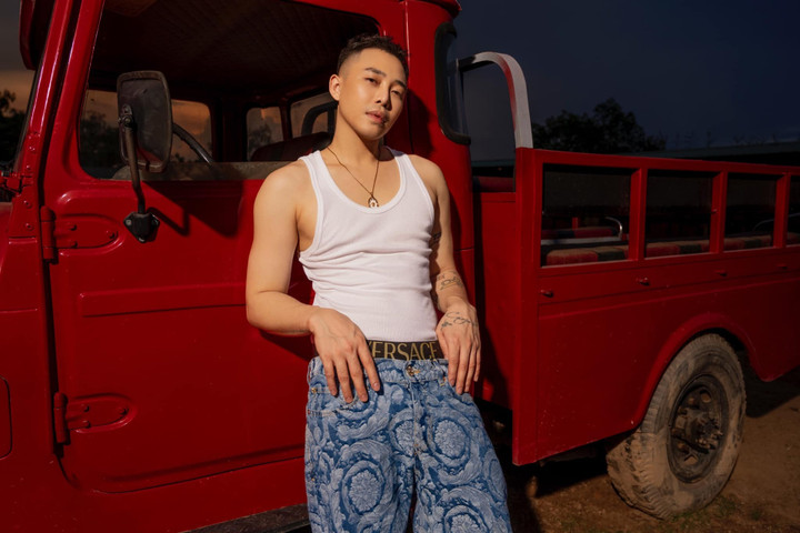 400 kg hành lý đằng sau màn xé váy của Chi Pu tại show Trung Quốc - 1