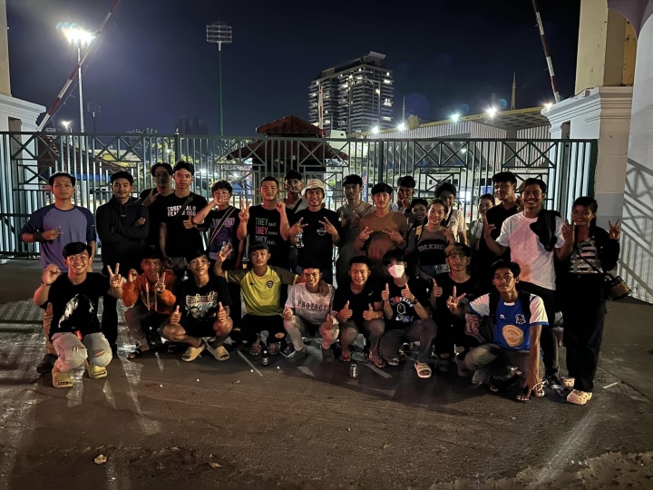 CĐV Campuchia xếp hàng xuyên đêm chờ vé bóng đá SEA Games 32 - 3