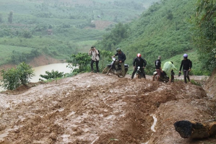 Bộ GD&ĐT sẽ khen thưởng, tôn vinh cô giáo cắm bản tử vong trên đường đến trường - 1