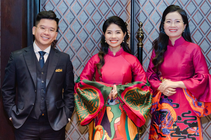 Đội ngũ lãnh đạo gồm CEO Nguyễn Diệu Thu (ở giữa), Co-Founder Nguyễn Thị Thạch Thảo (bên phải) và Co-Founder Lang Công Đạt (bên trái) tại lễ kỷ niệm 3 năm thành lập GEIN Academy.