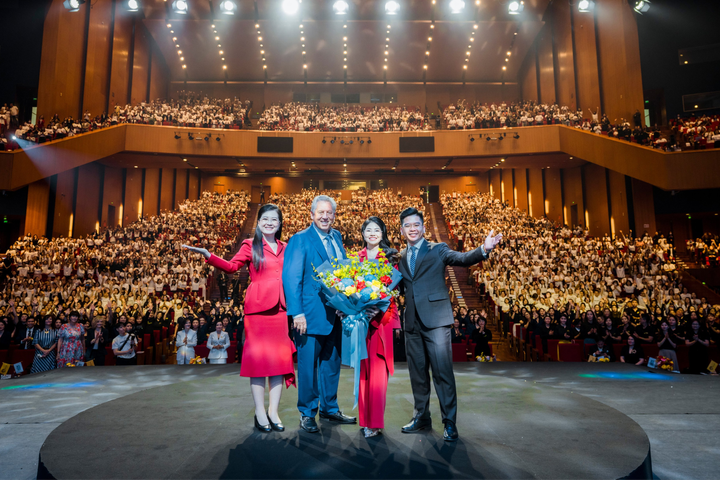 3 nhà lãnh đạo GEIN Academy cùng Tiến sĩ John C. Maxwell tại chương trình Thiết kế cuộc đời ngoại hạng 2023.