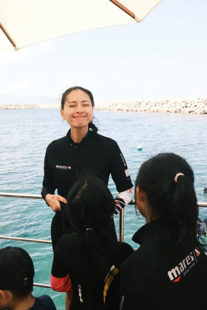 'Đả nữ' Ngô Thanh Vân hạnh phúc khi được chồng trẻ bế bổng trên biển - 7