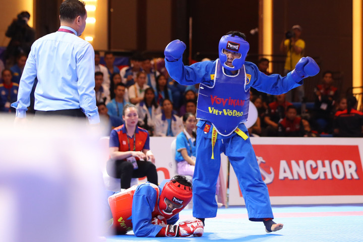 Võ sĩ Việt Nam tung đòn cực mạnh, VĐV Lào bất động trên sàn đấu - 1