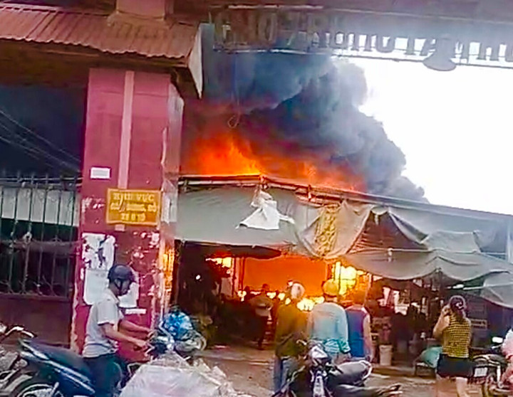 Đắk Lắk: Cháy lớn ở chợ huyện Ea Súp, tiểu thương vội vàng bê hàng hoá - 2