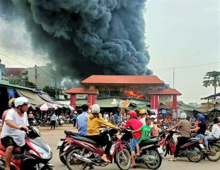 Đắk Lắk: Cháy lớn ở chợ huyện Ea Súp, tiểu thương vội vàng bê hàng hoá - 1