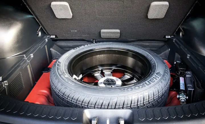 Ô tô gặp sự cố, thay lốp dự phòng như thế nào? - 1