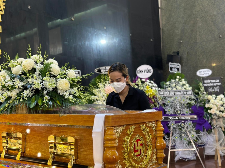 Gia đình, đồng nghiệp tiễn đưa ca sĩ Hồng Vy - 1