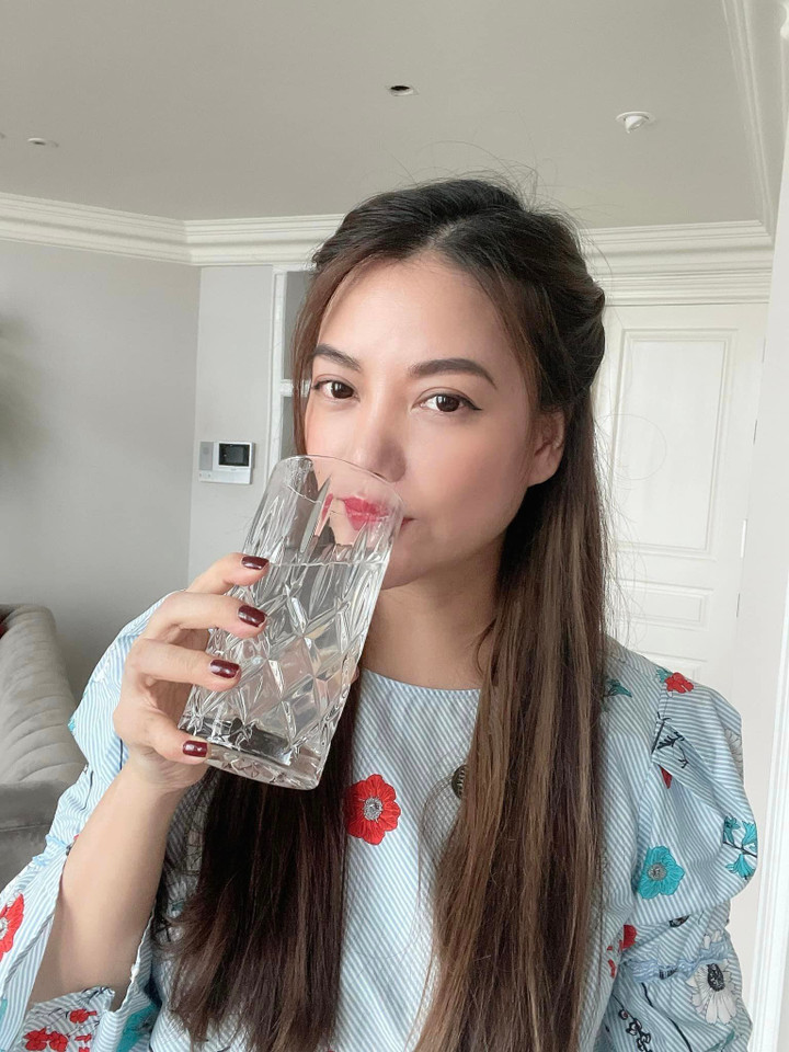 Sao Việt 9/5: Hoà Minzy sang Campuchia xem SEA Games, Kỳ Duyên khoe eo nhỏ xíu - 4