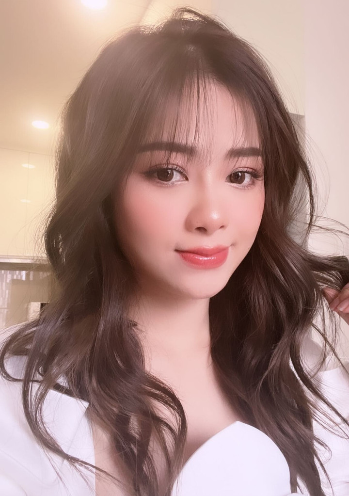 Sao Việt 9/5: Hoà Minzy sang Campuchia xem SEA Games, Kỳ Duyên khoe eo nhỏ xíu - 11