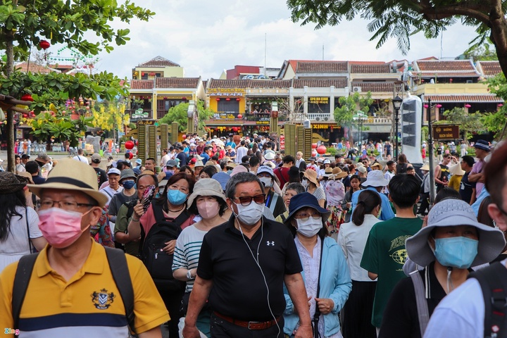 Hội An sẽ chốt phương án quản lý du khách tham quan phố cổ - 2