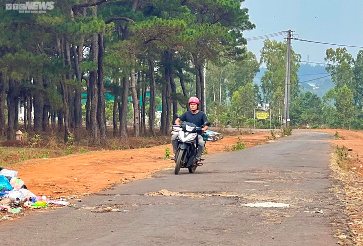 Cận cảnh tuyến đường gần 2km 'vá chằng vá đụp' bằng vải, bao bố ở Gia Lai - 8