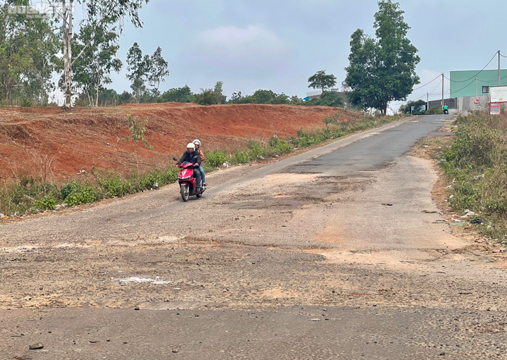 Cận cảnh tuyến đường gần 2km 'vá chằng vá đụp' bằng vải, bao bố ở Gia Lai - 9