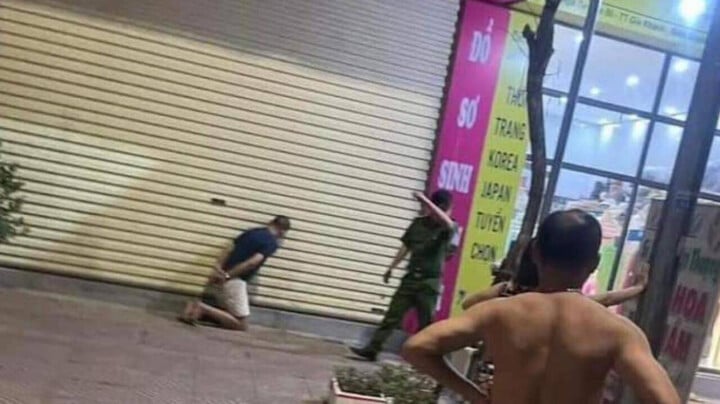 Khởi tố 'yêu râu xanh' cầm dao đe doạ, đòi hiếp dâm chủ cửa hàng thời trang - 1