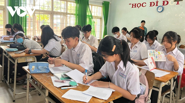 Hai cán bộ trường ở Bình Dương bị khiển trách vì sự cố làm lộ đề thi học kỳ - 1