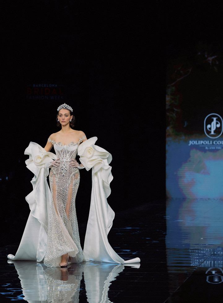 NTK Phạm Đăng Anh Thư gây chú ý tại Tuần lễ thời trang Tây Ban Nha - 1