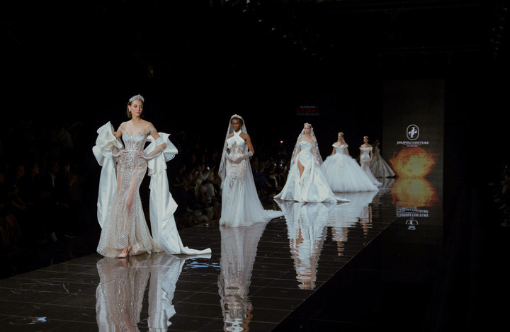 NTK Phạm Đăng Anh Thư gây chú ý tại Tuần lễ thời trang Tây Ban Nha - 5