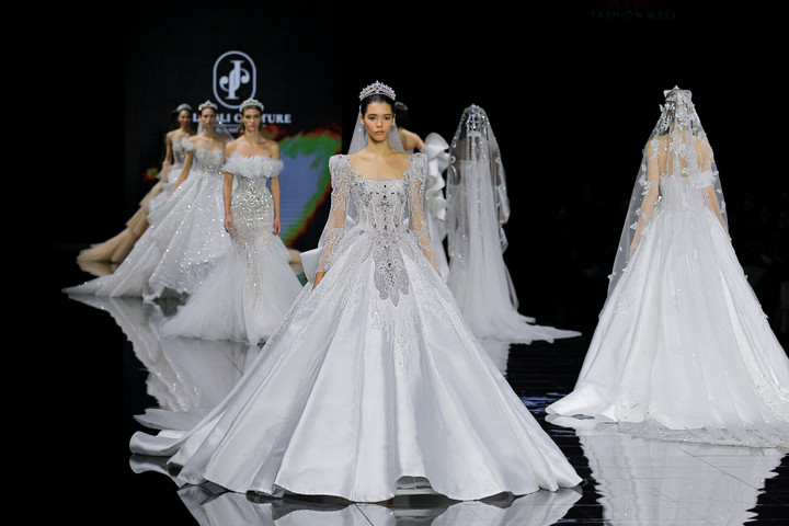 NTK Phạm Đăng Anh Thư gây chú ý tại Tuần lễ thời trang Tây Ban Nha - 6