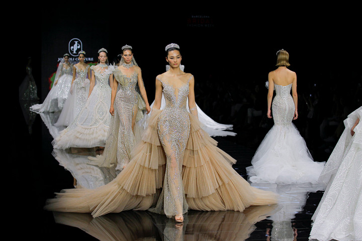 NTK Phạm Đăng Anh Thư gây chú ý tại Tuần lễ thời trang Tây Ban Nha - 4