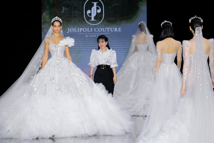 NTK Phạm Đăng Anh Thư gây chú ý tại Tuần lễ thời trang Tây Ban Nha - 10