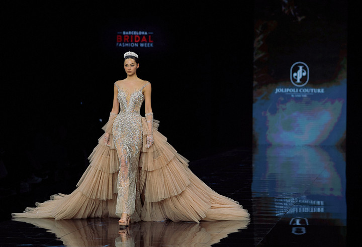 NTK Phạm Đăng Anh Thư gây chú ý tại Tuần lễ thời trang Tây Ban Nha - 7