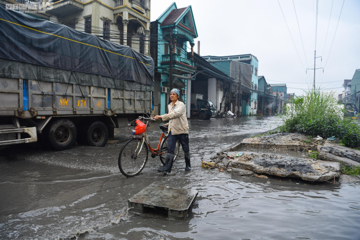 Làng tái chế giấy lớn nhất miền Bắc ngập nước thải sau trận mưa đầu mùa - 6