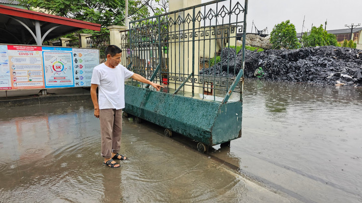 Làng tái chế giấy lớn nhất miền Bắc ngập nước thải sau trận mưa đầu mùa - 13