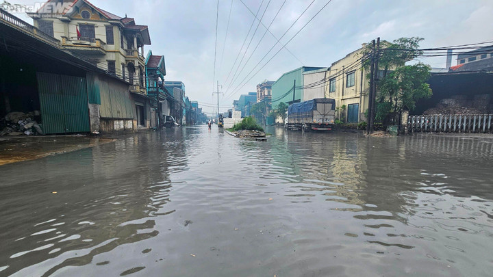 Làng tái chế giấy lớn nhất miền Bắc ngập nước thải sau trận mưa đầu mùa - 1