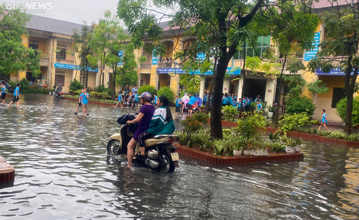 Làng tái chế giấy lớn nhất miền Bắc ngập nước thải sau trận mưa đầu mùa - 12