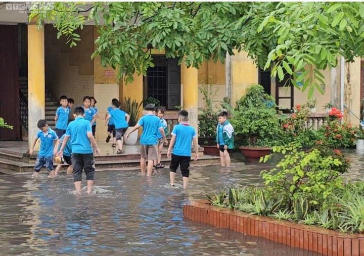 Làng tái chế giấy lớn nhất miền Bắc ngập nước thải sau trận mưa đầu mùa - 10