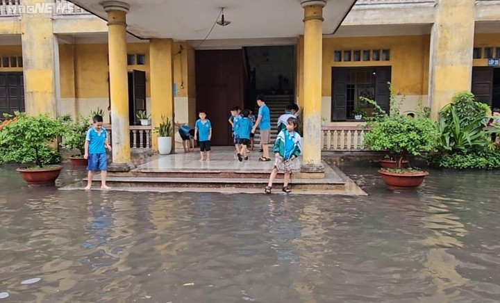 Làng tái chế giấy lớn nhất miền Bắc ngập nước thải sau trận mưa đầu mùa - 11