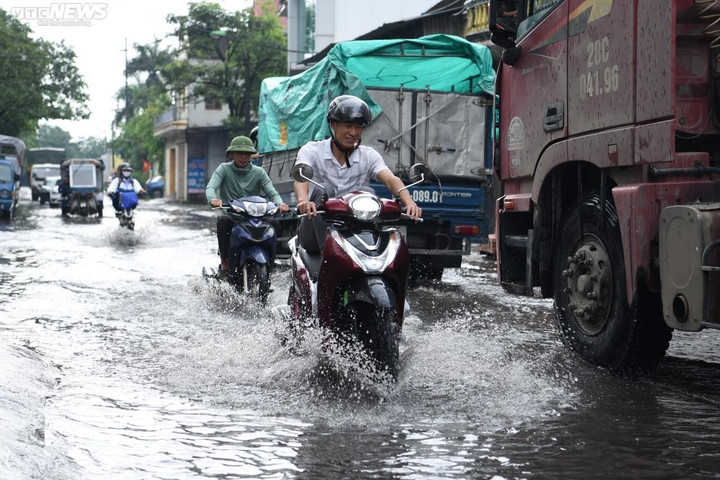 Làng tái chế giấy lớn nhất miền Bắc ngập nước thải sau trận mưa đầu mùa - 7