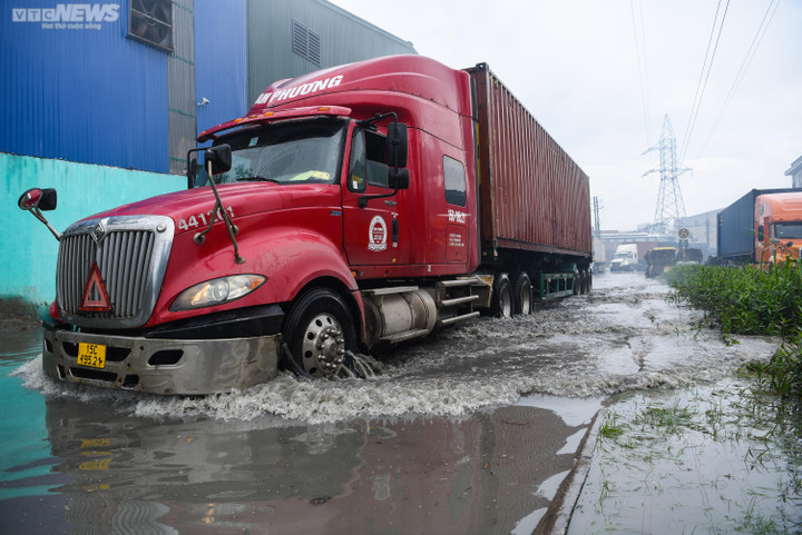 Làng tái chế giấy lớn nhất miền Bắc ngập nước thải sau trận mưa đầu mùa - 4