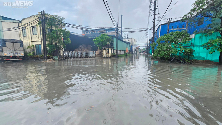 Làng tái chế giấy lớn nhất miền Bắc ngập nước thải sau trận mưa đầu mùa - 2