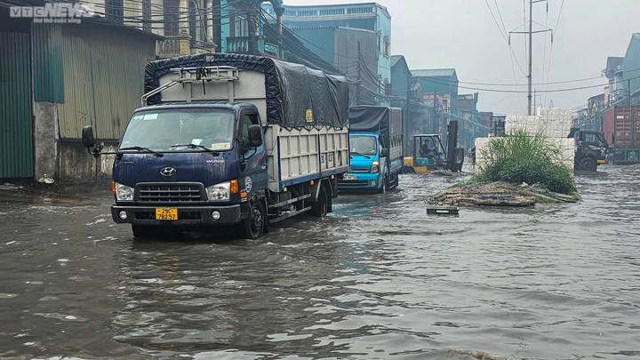 Làng tái chế giấy lớn nhất miền Bắc ngập nước thải sau trận mưa đầu mùa - 3