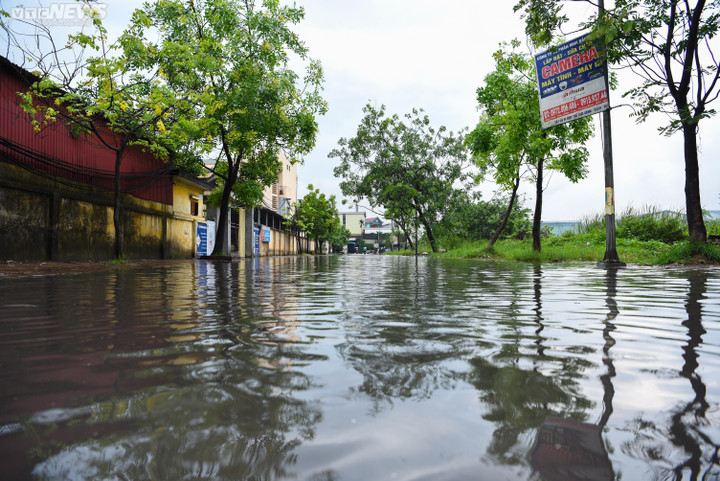 Làng tái chế giấy lớn nhất miền Bắc ngập nước thải sau trận mưa đầu mùa - 14