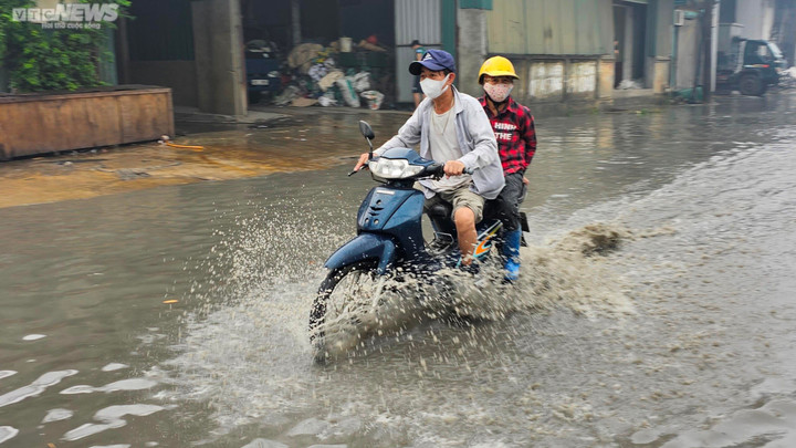 Làng tái chế giấy lớn nhất miền Bắc ngập nước thải sau trận mưa đầu mùa - 5