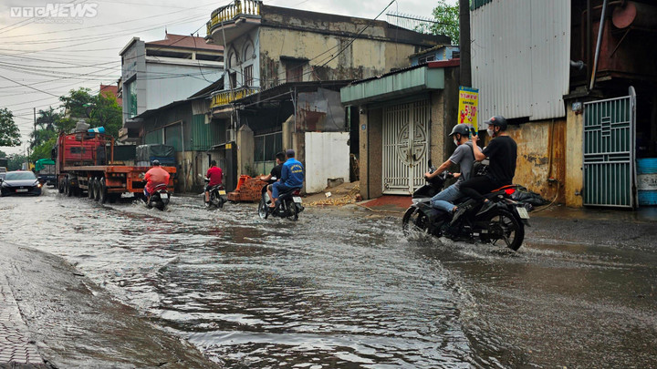 Làng tái chế giấy lớn nhất miền Bắc ngập nước thải sau trận mưa đầu mùa - 8
