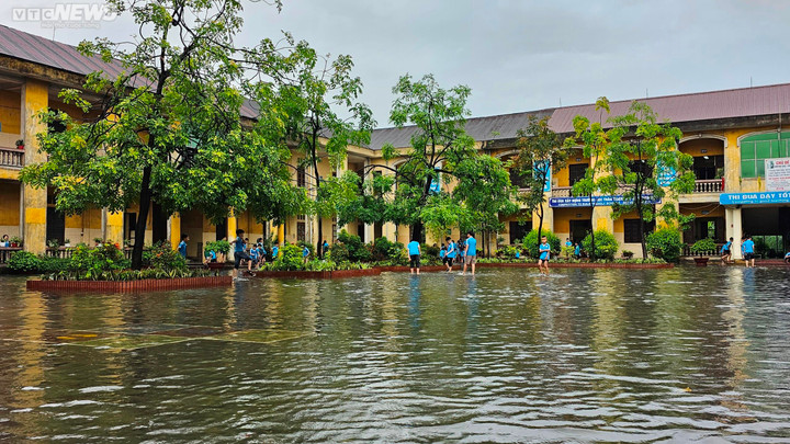 Làng tái chế giấy lớn nhất miền Bắc ngập nước thải sau trận mưa đầu mùa - 9