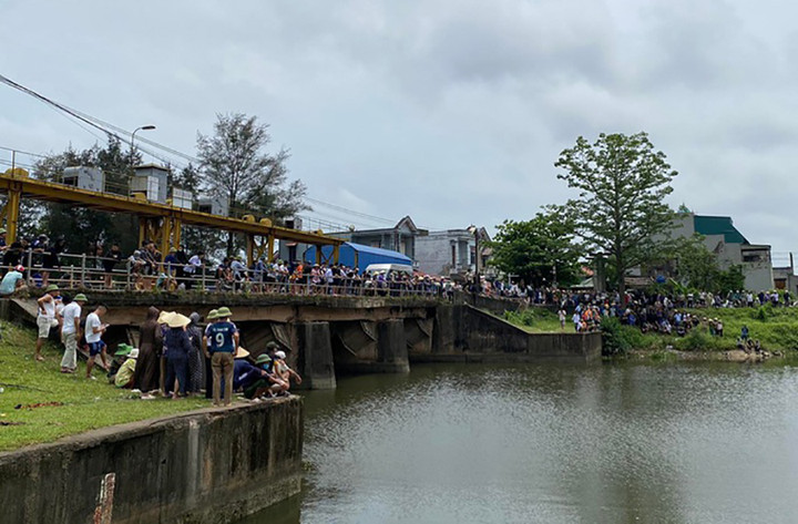 Thanh Hoá: Người đàn ông đánh cá rơi xuống cống mất tích - 2