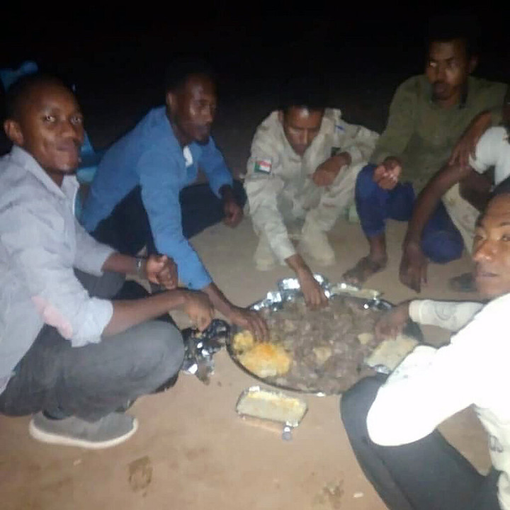 Sinh viên Sudan lao xe vào lửa đạn giải cứu nhân viên Liên hợp quốc - 2