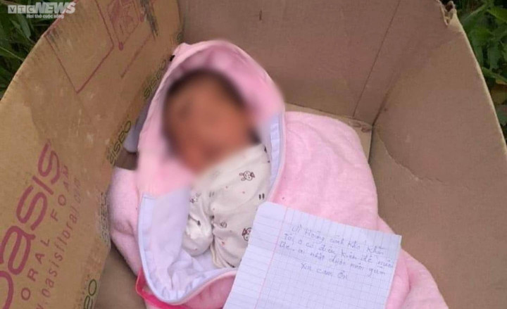 Bé trai sơ sinh bị bỏ rơi gần nhà máy gạch kèm mẩu giấy 'nhờ người nuôi giùm' - 1