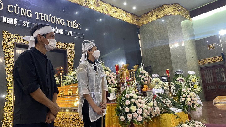 Gia đình, đồng nghiệp tiễn đưa ca sĩ Hồng Vy - 2