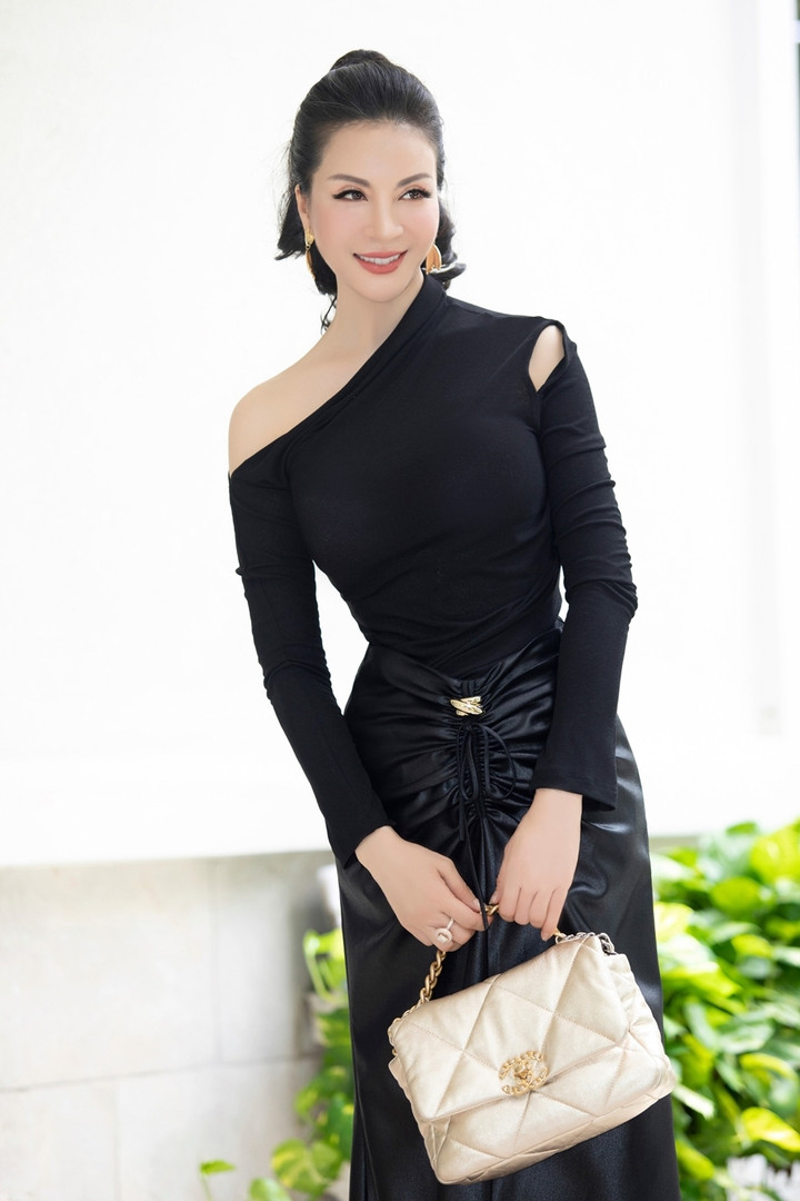 ‘Nữ hoàng ảnh lịch’ Thanh Mai mạnh tay sắm hàng hiệu khi quay TikTok - 7