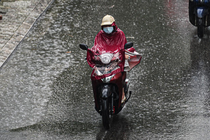 Bắc Bộ sắp đón không khí lạnh tăng cường, mưa dông trên diện rộng - 1