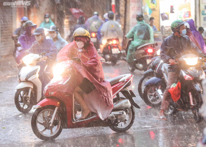 Tin không khí lạnh mới nhất chiều 9/5 và cảnh báo mưa dông diện rộng - 1