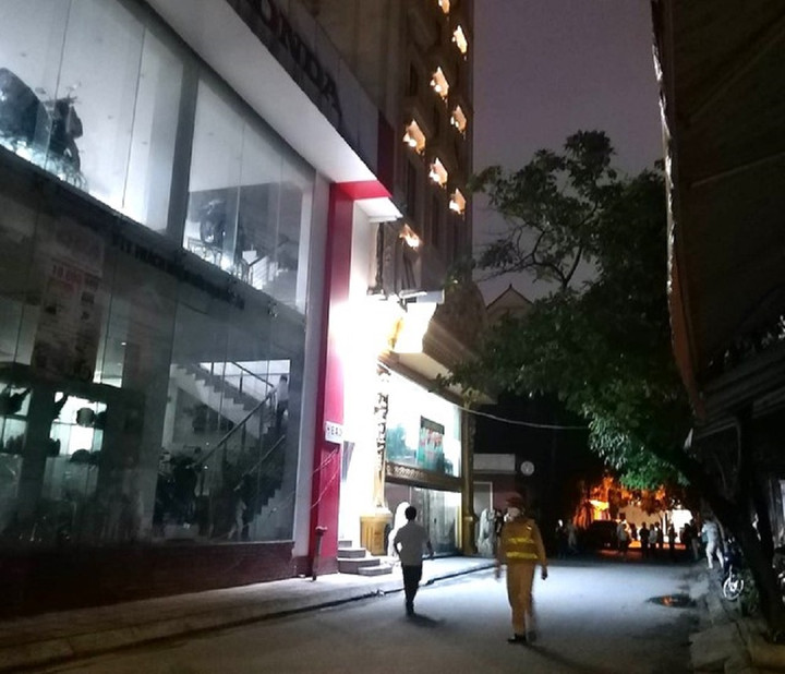 Nghệ An: Thương tâm bé 5 tuổi rơi từ tầng 10 xuống đất - 1