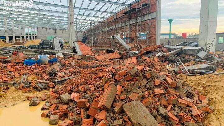 Sập tường làm 11 người thương vong: Bắt tạm giam quản lý dự án và giám đốc - 1